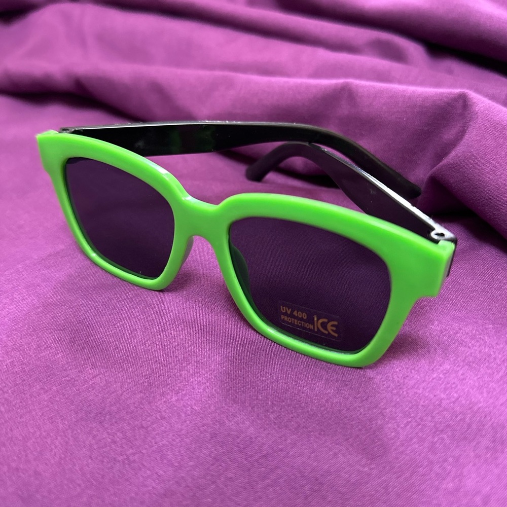 🤩 Free ADD-ON: Kids’ sunglasses (available in green, blue, black or pink)